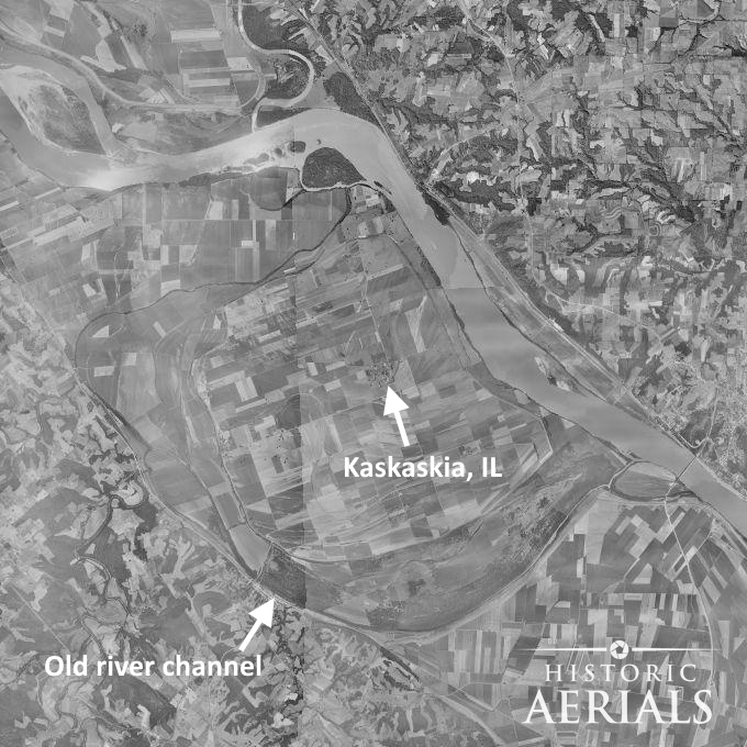 Annotated aerial view of Kaskaskia, Illinois, showing farmland between the Mississippi River and its former channel.